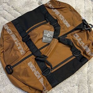 CULTURE KINGS - ESSENTIALS DUFFLE BAG IN BROWN